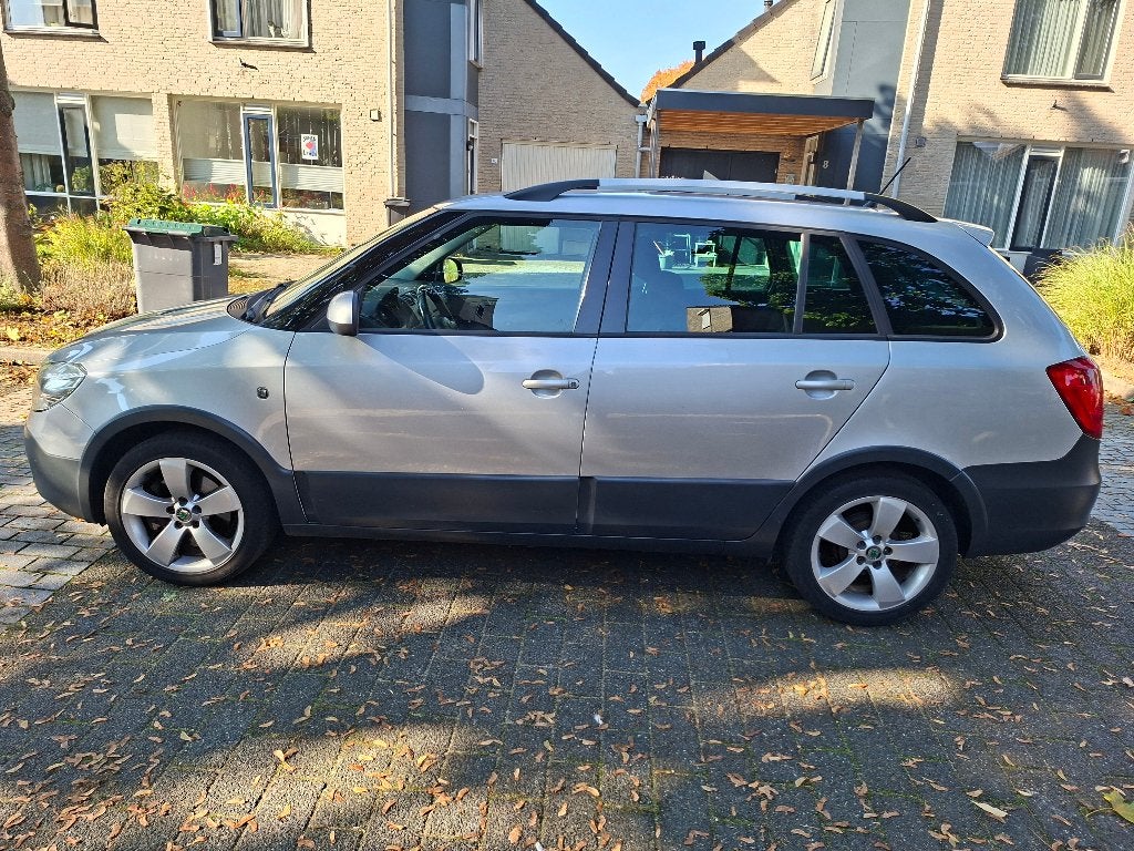 Skoda Fabia 1.2 TSI 77KW Combi 2012 Grijs, Auto's, Voorwielaandrijving, Stof, 40 €/maand, 4 cilinders