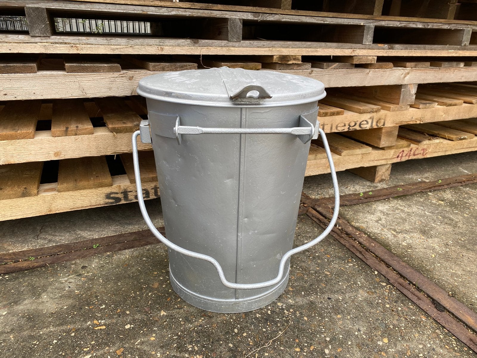 Zinken vuilnisemmer. Rotterdam, Ophalen, 40 liter of meer, Zo goed als nieuw, Nvt