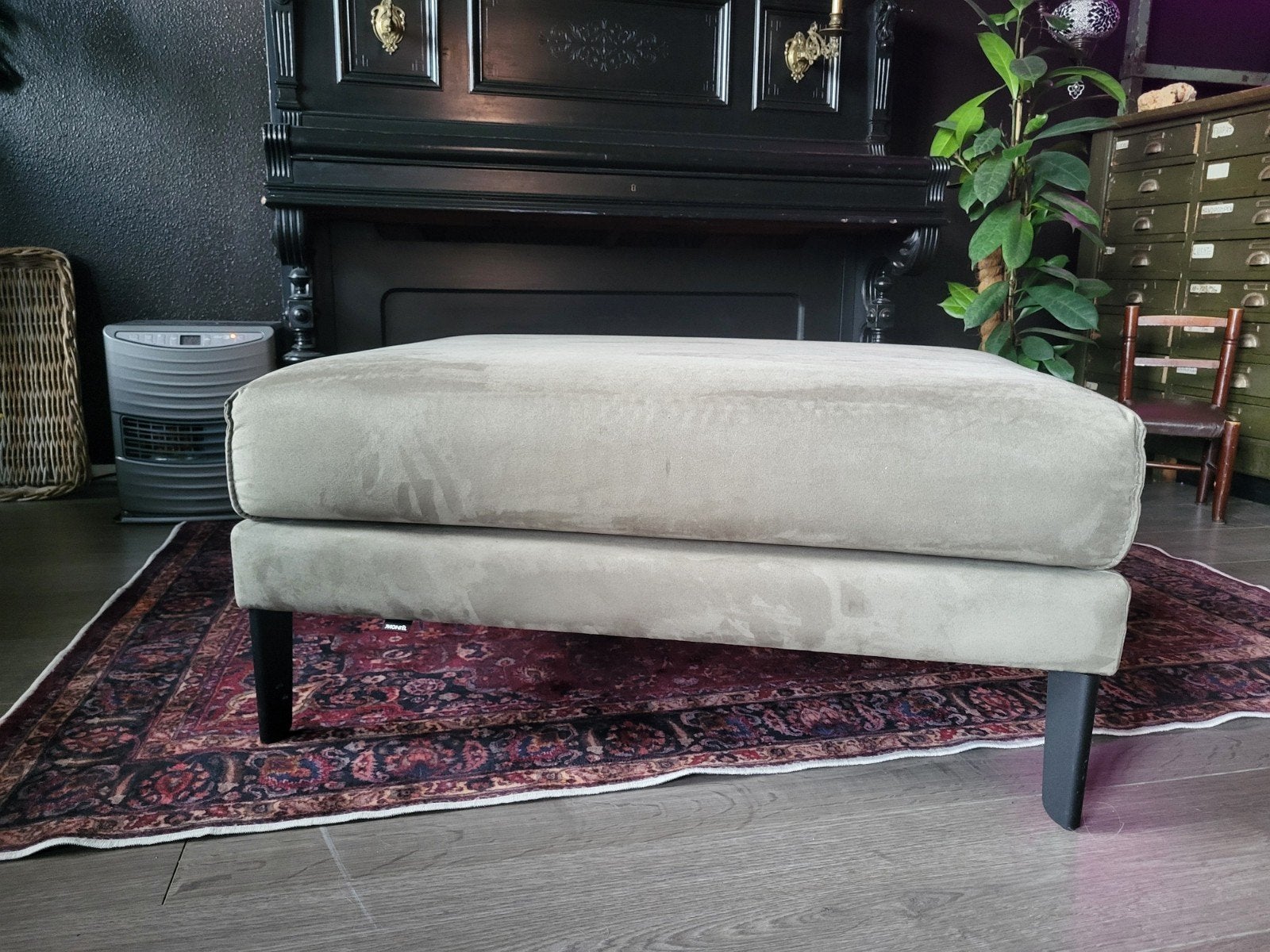 Montel poef, hocker, Montel zo goed als nieuw, Vierkant, Zo goed als nieuw, 75 tot 100 cm, 75 tot 100 cm