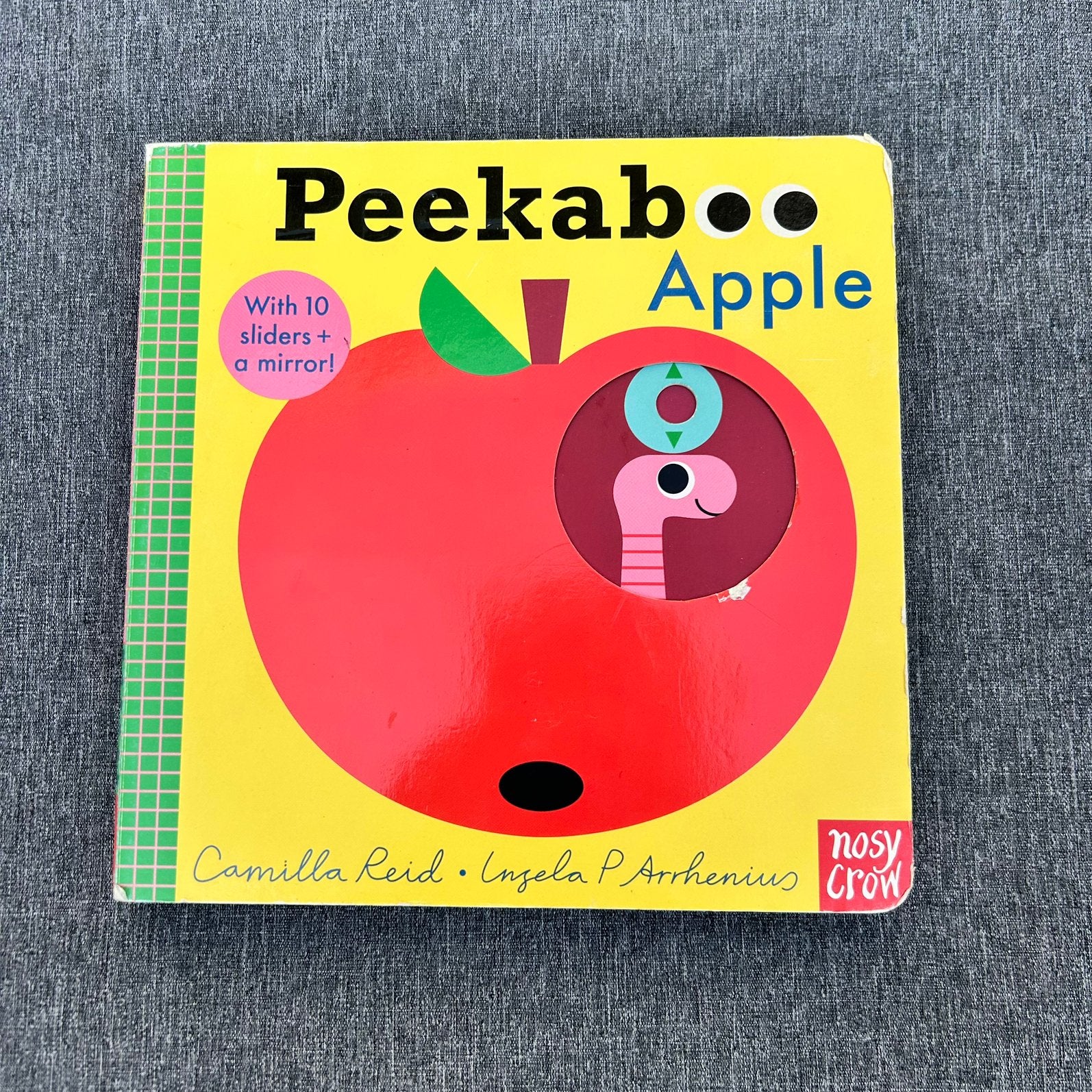 Peekaboo Apple – Camilla Reid & Ingela P. Arrhenius (Engels), Ophalen of Verzenden, Gelezen, Uitklap-, Voel- of Ontdekboek, 6 tot 12 maanden