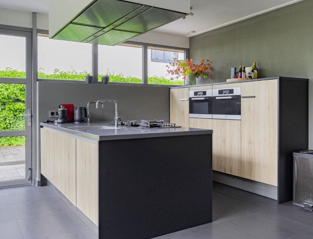 Moderne merk-keuken met kookeiland en apparatuur-achterwand, Ophalen, Gebruikt, U-keuken, Zwart