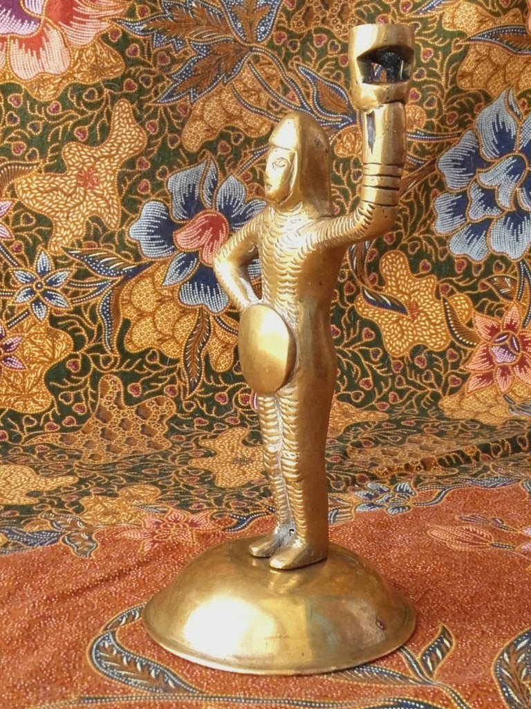 Antieke bronzen kandelaar uit Engeland als een ridder 18 cm., Antiek en Kunst, Antiek | Kandelaars, Ophalen of Verzenden, Koper of Brons
