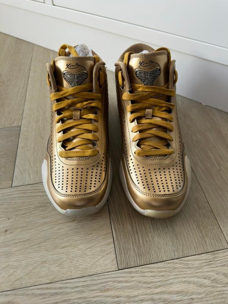 Nike Kobe 10 Mid EXT "Liquid Gold" Maat 45 Limited Edition, Ophalen of Verzenden, Zo goed als nieuw, Schoenen
