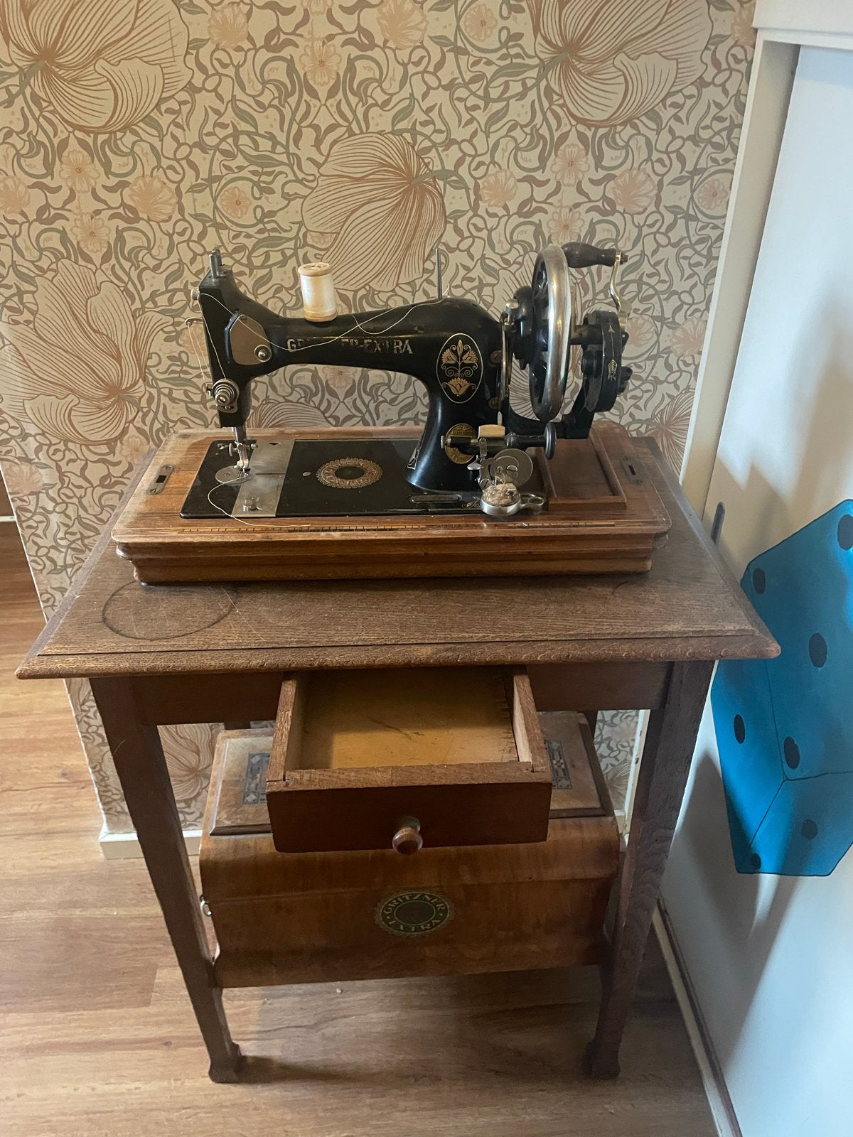 Antieke Gritzner Naaimachine met Houten Kast en Tafel, Antiek en Kunst, Antiek | Naaimachines, Ophalen