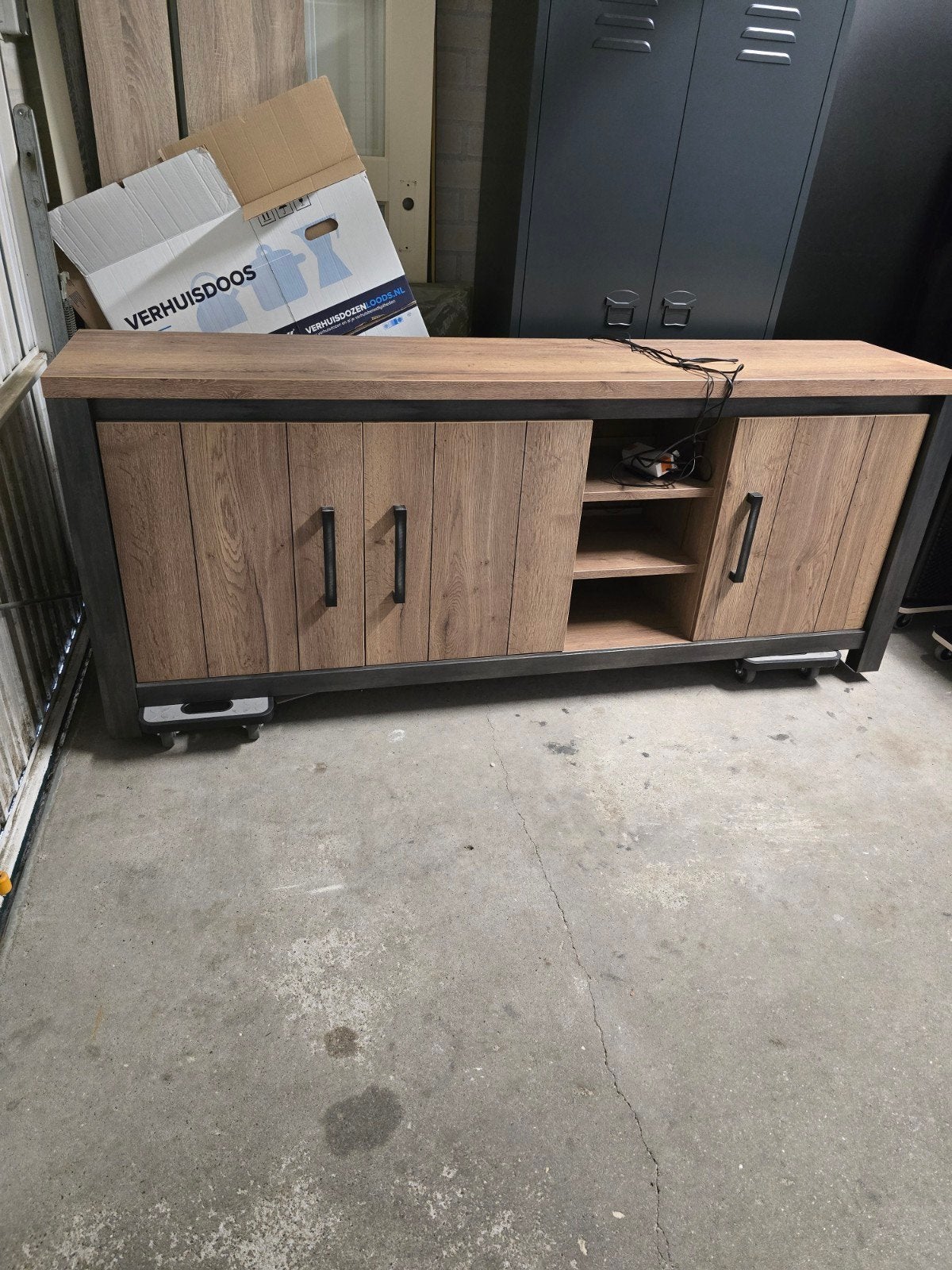 Maverick dressoir Woonsquare - Zo goed als nieuw, Met deur(en), 150 tot 200 cm, Industrieel, Modern, Zo goed als nieuw