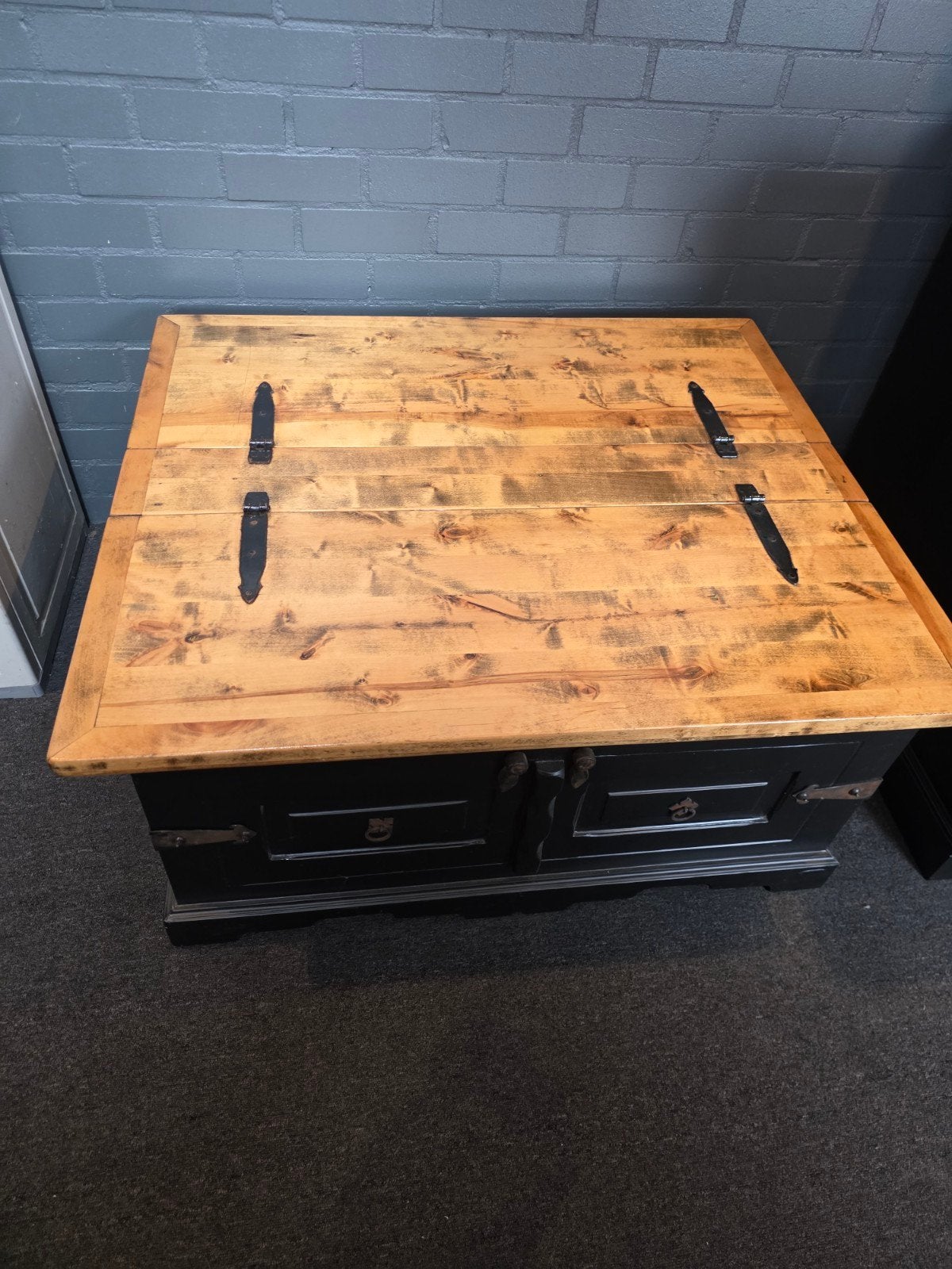 Zwart dekenkist, gelakt houten blad en roestkleurige ijze, Huis en Inrichting, Woonaccessoires | Kisten, Gebruikt, 100 tot 150 cm