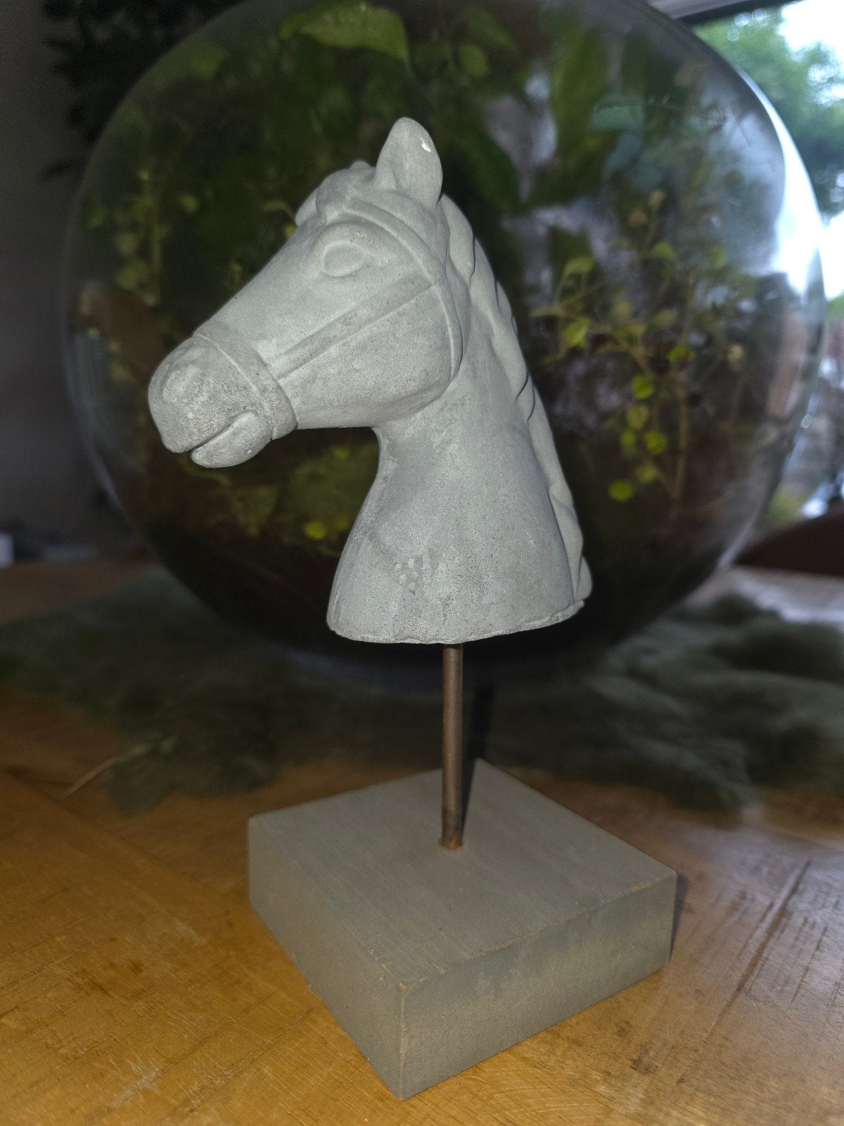 Decoratief paardenhoofd op sokkel - grijs, Huis en Inrichting, Woonaccessoires | Overige, Zo goed als nieuw, Steen/keramiek, Grijs