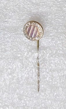 emaille voetbal speld van Poli Timisoara 1921 uit Roemenië, Verzamelen, Speldjes, Pins en Buttons, Ophalen of Verzenden, Gebruikt