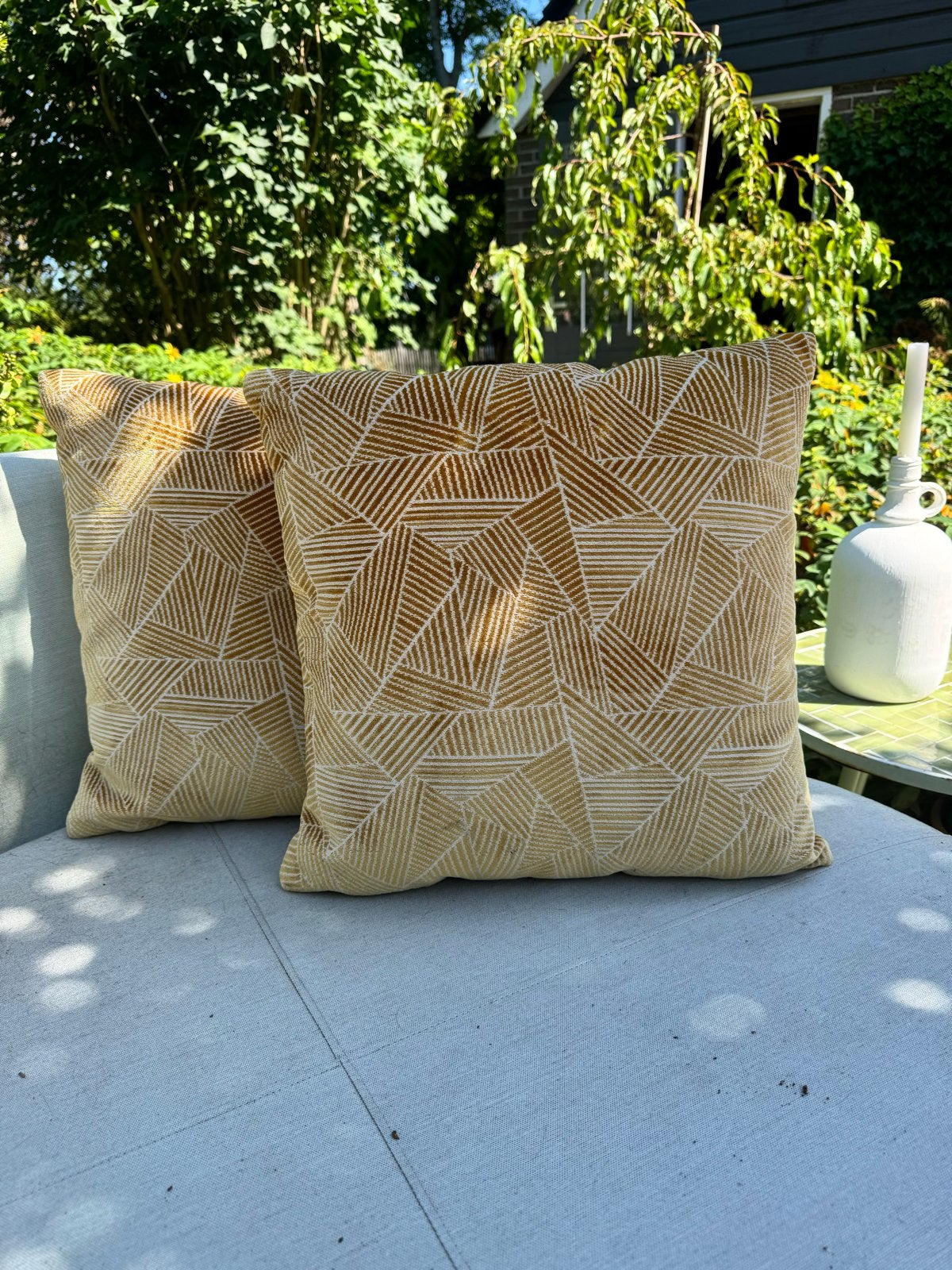 2 Mosterdgele Sierkussens 40x40 cm met Grafisch Design, Vierkant, Ophalen of Verzenden, Zo goed als nieuw, Sierkussen