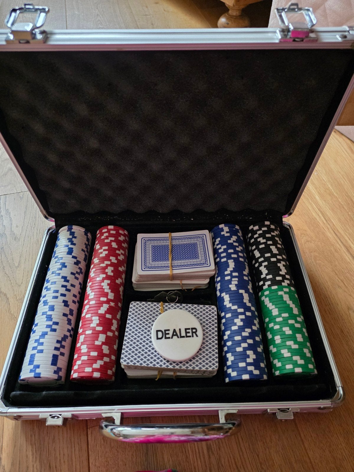 Pokerset met Koffer en Fiches, Drie of vier spelers, Ophalen of Verzenden, Gebruikt