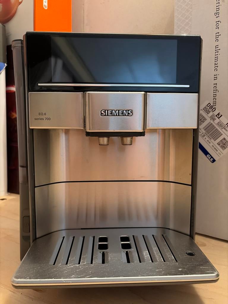 Siemens EQ.6 series 700 volautomatische espressomachine, Witgoed en Apparatuur, Koffiezetapparaten, Afneembaar waterreservoir