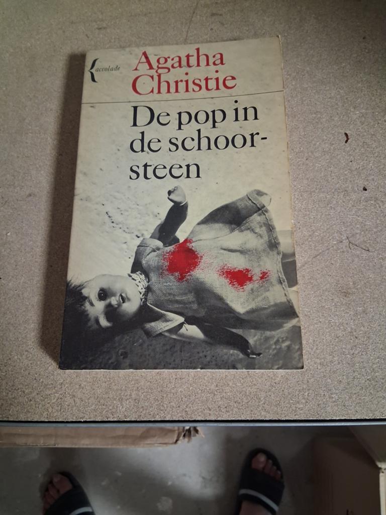 Agatha Christie - De pop in de schoorsteen (Accolade), Boeken, Ophalen of Verzenden, Gelezen, Agatha Christie