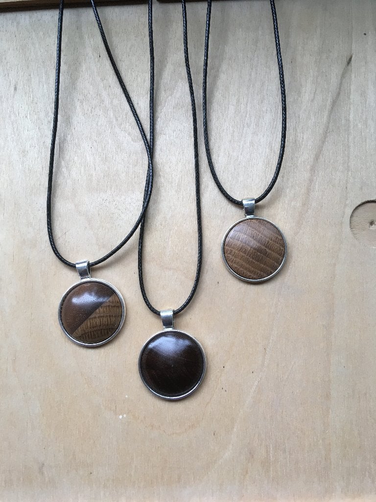 Hanger met houten inleg aan leren koord., Ophalen of Verzenden, Nieuw, Bruin, Overige materialen