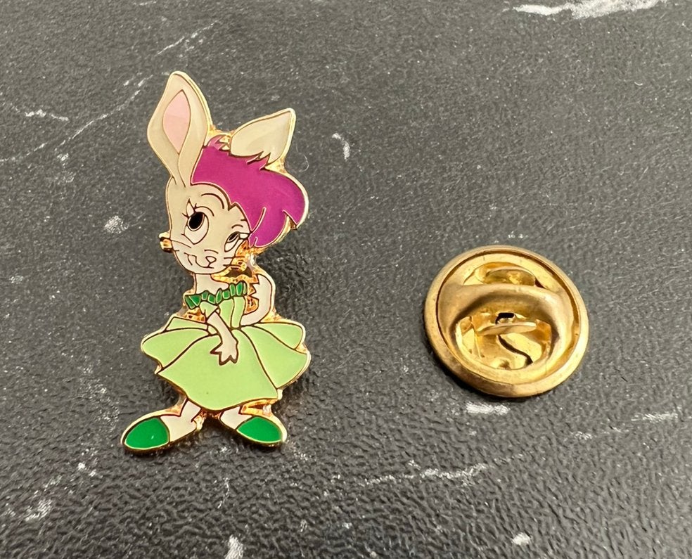 Broche cartoon meisjes konijn bunny groen pantoffels pin, Ophalen of Verzenden, Nieuw, Figuurtje, Speldje of Pin