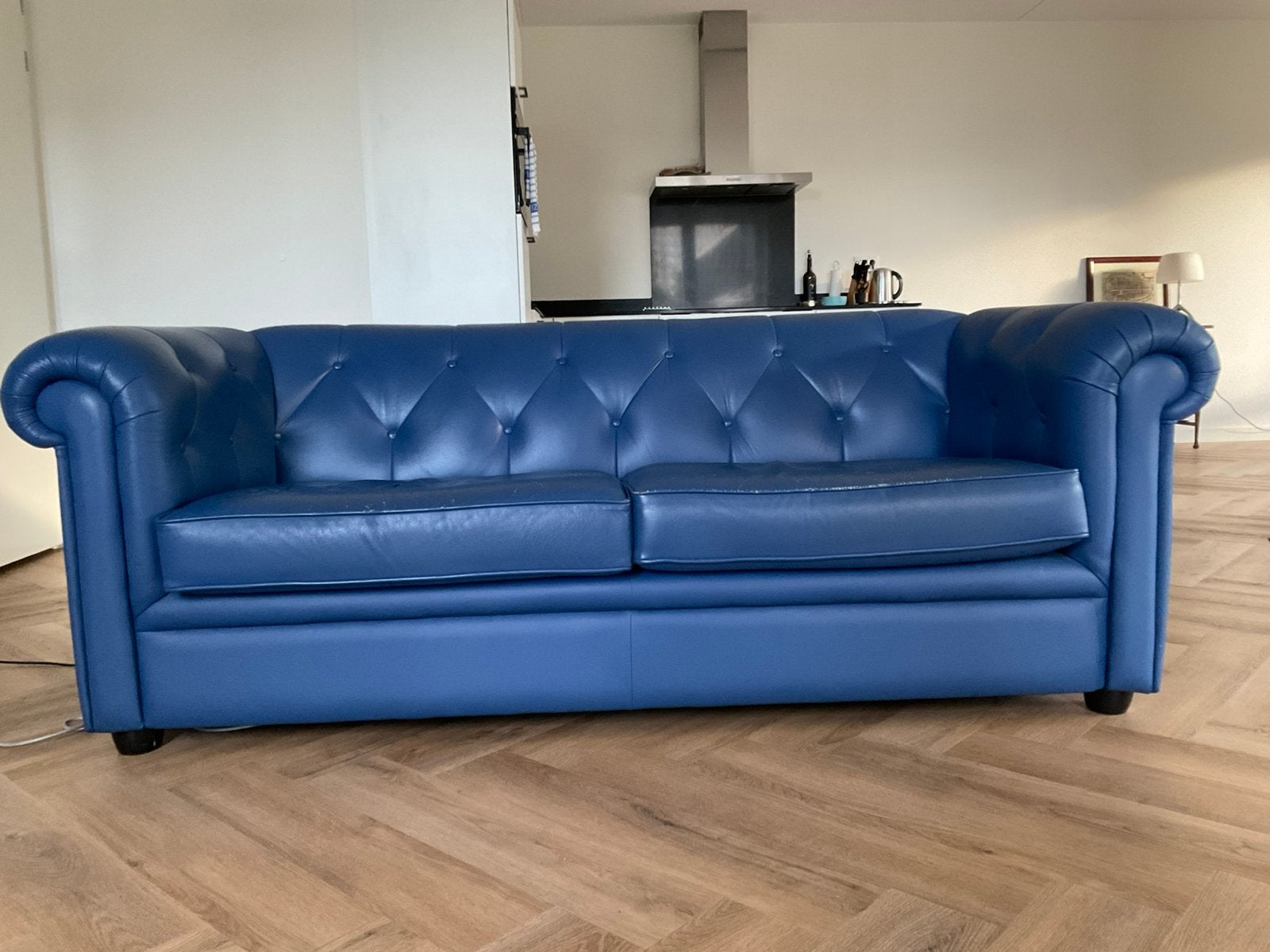 Blauwe Chesterfield bank. (merk: DEM), Huis en Inrichting, Banken | Bankstellen, Ophalen, Gebruikt, Driepersoons, Rechte bank