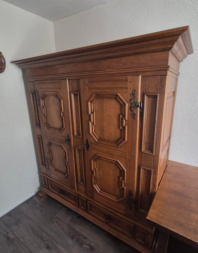 Karaktervolle houten kast met veel opbergruimte, Ophalen, Gebruikt, 150 tot 200 cm, Eikenhout
