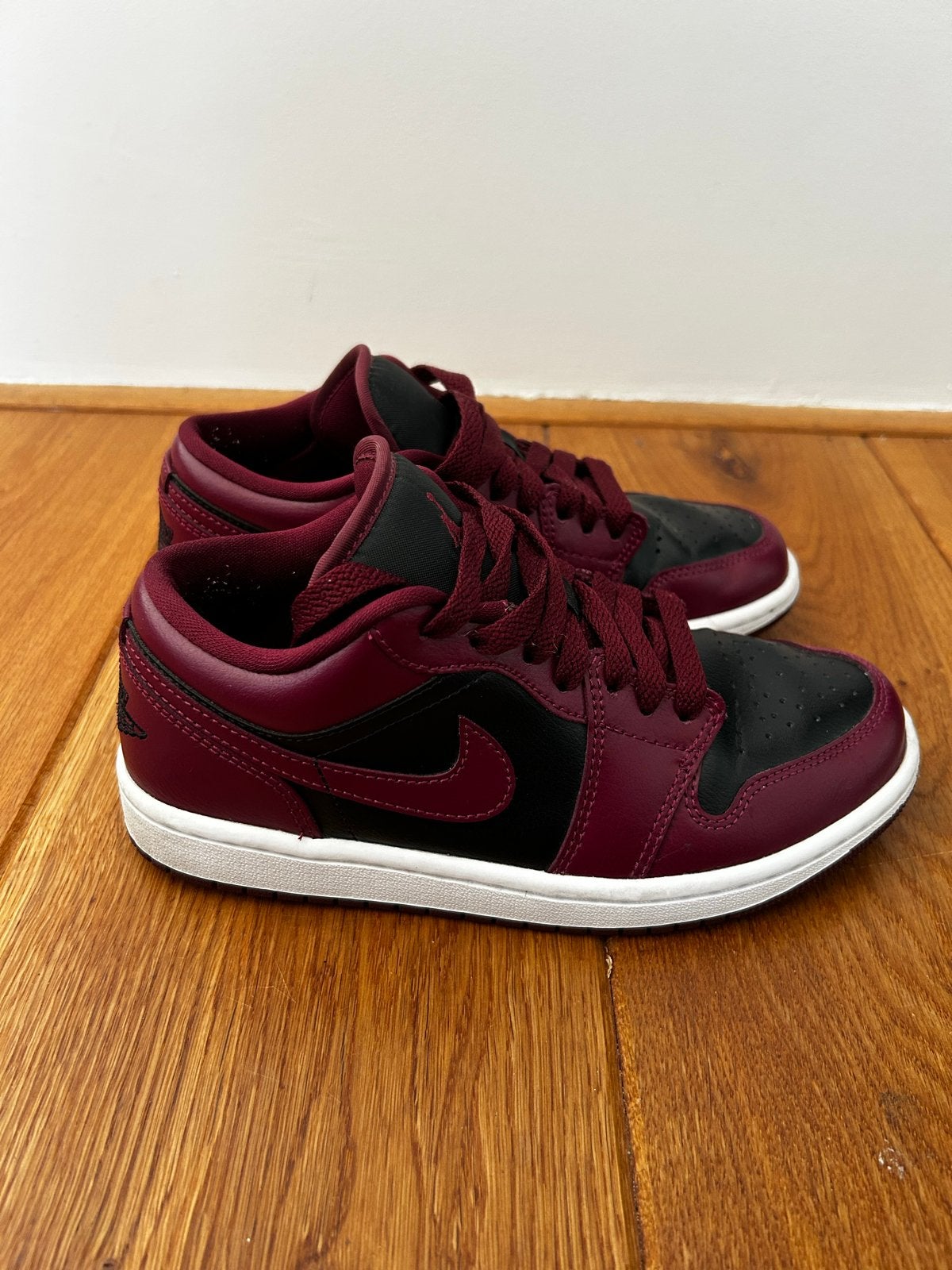 Nike Air Jordan 1 Low Bordeaux Zwart, Ophalen of Verzenden, Zo goed als nieuw, Rood, Sneakers of Gympen