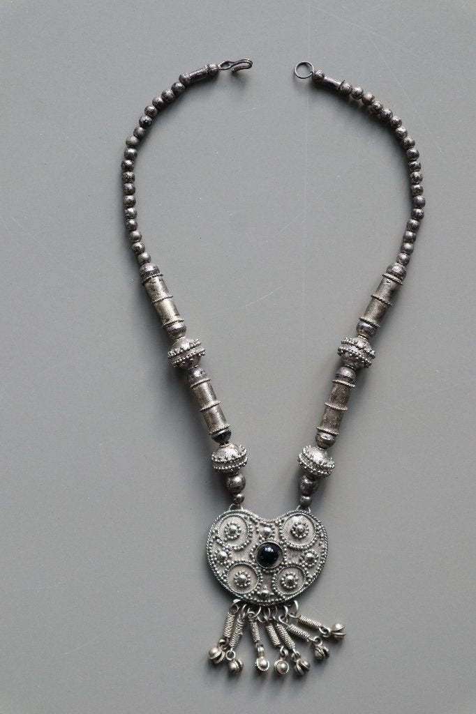 ketting met mooie hanger en kleine belletjes zilverkleurig, Ophalen of Verzenden, Zo goed als nieuw, Zilver, Overige materialen