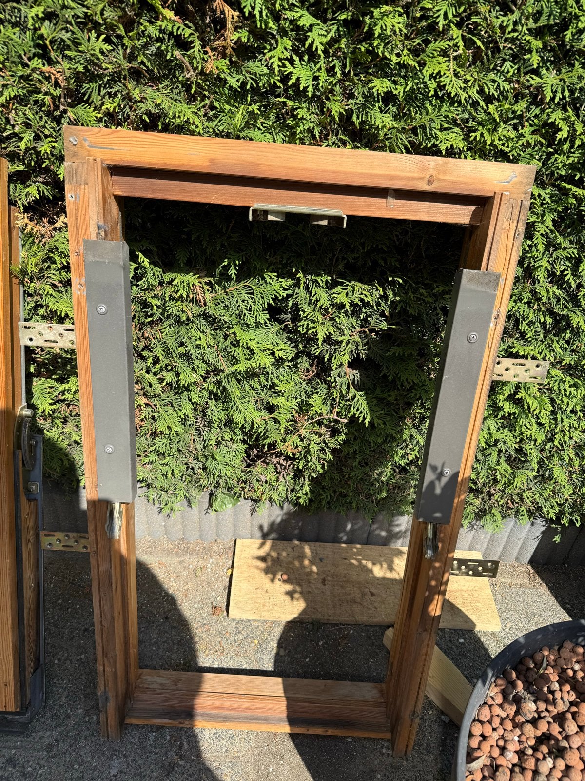 Houten kozijn met raam en jaloezieën, Ophalen, Gevelraam of Ruit, Gebruikt, Minder dan 80 cm