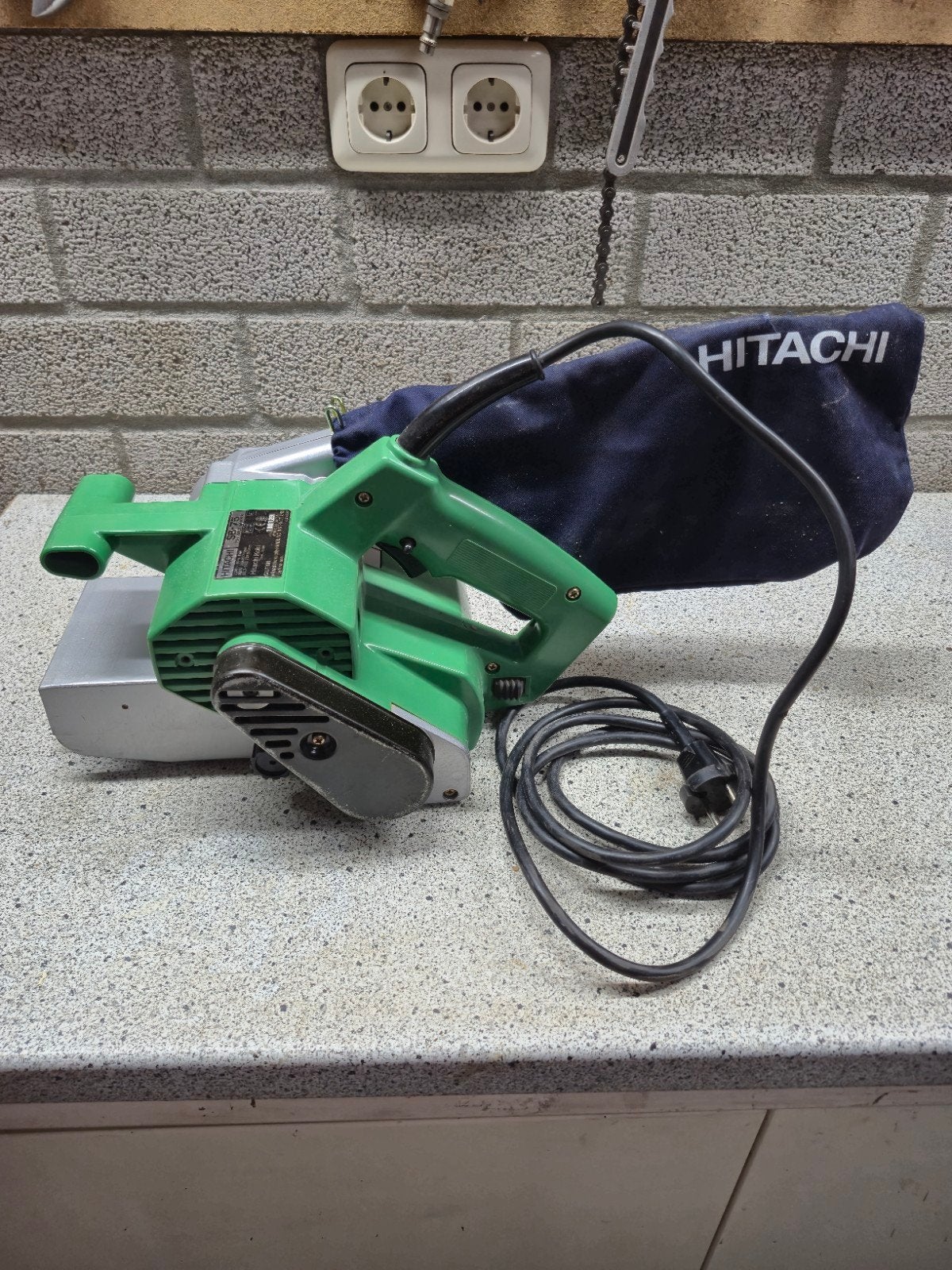 Hitachi SB-75 Bandschuurmachine + extra schuurbanden, Doe-het-zelf en Verbouw, Ophalen of Verzenden, Gebruikt, 600 tot 1200 watt