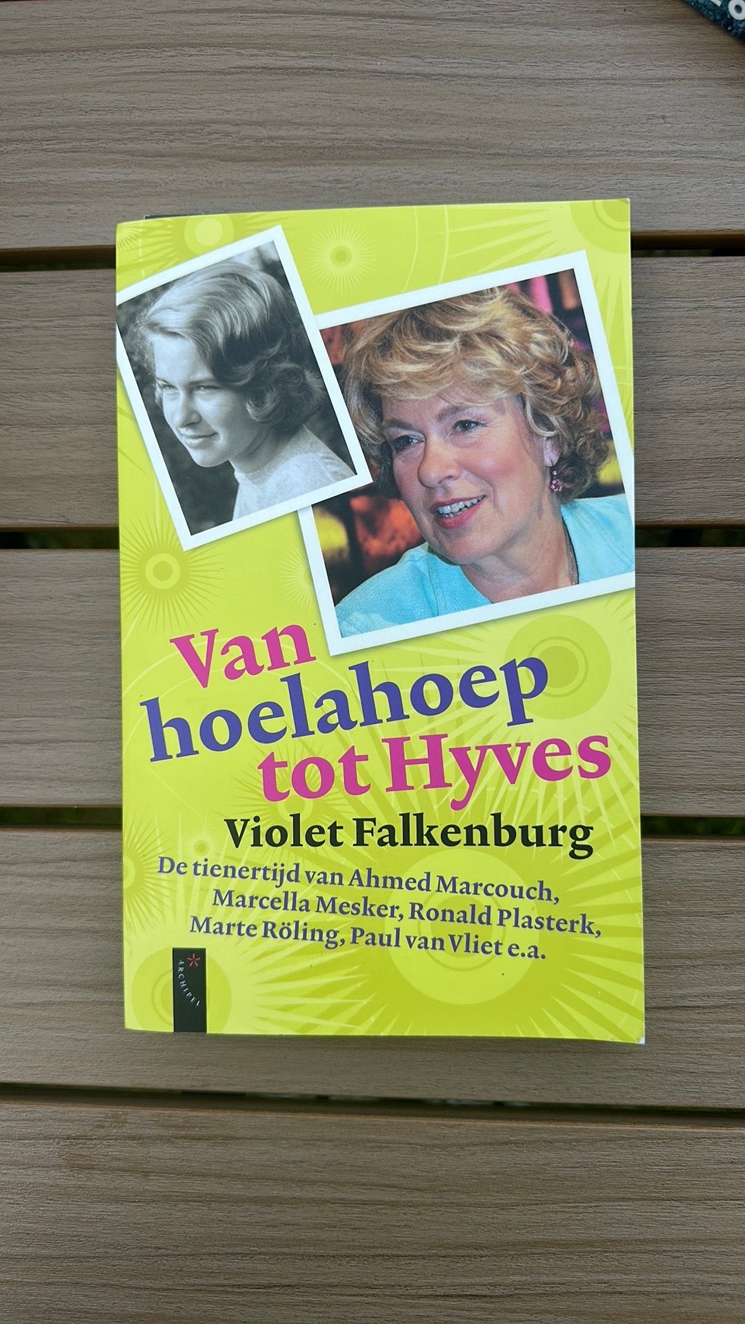 Violet Falkenburg - Van hoelahoep tot hyves, Violet Falkenburg, Ophalen of Verzenden, Zo goed als nieuw, Nederland
