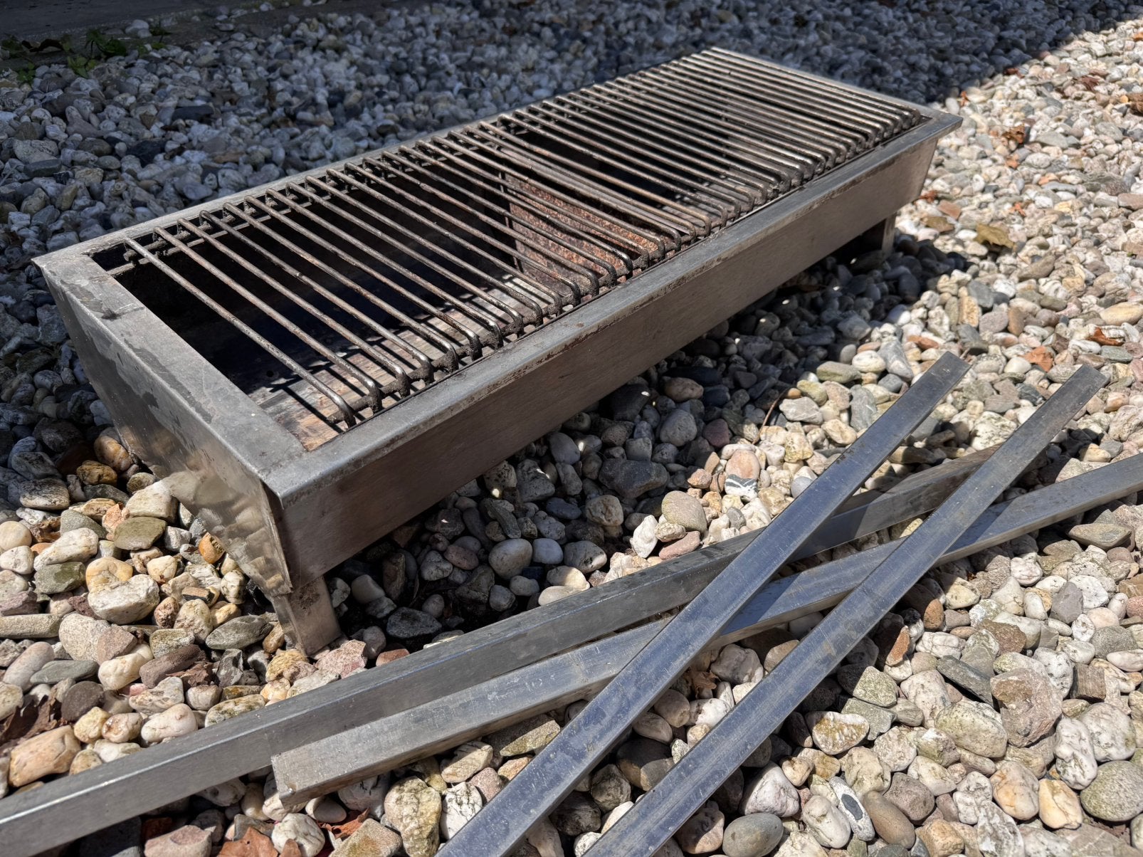 Grote heavy-duty houtskoolbarbecue met dubbele grillroosters, Ophalen, Zo goed als nieuw, IJzer, Sierhekwerk