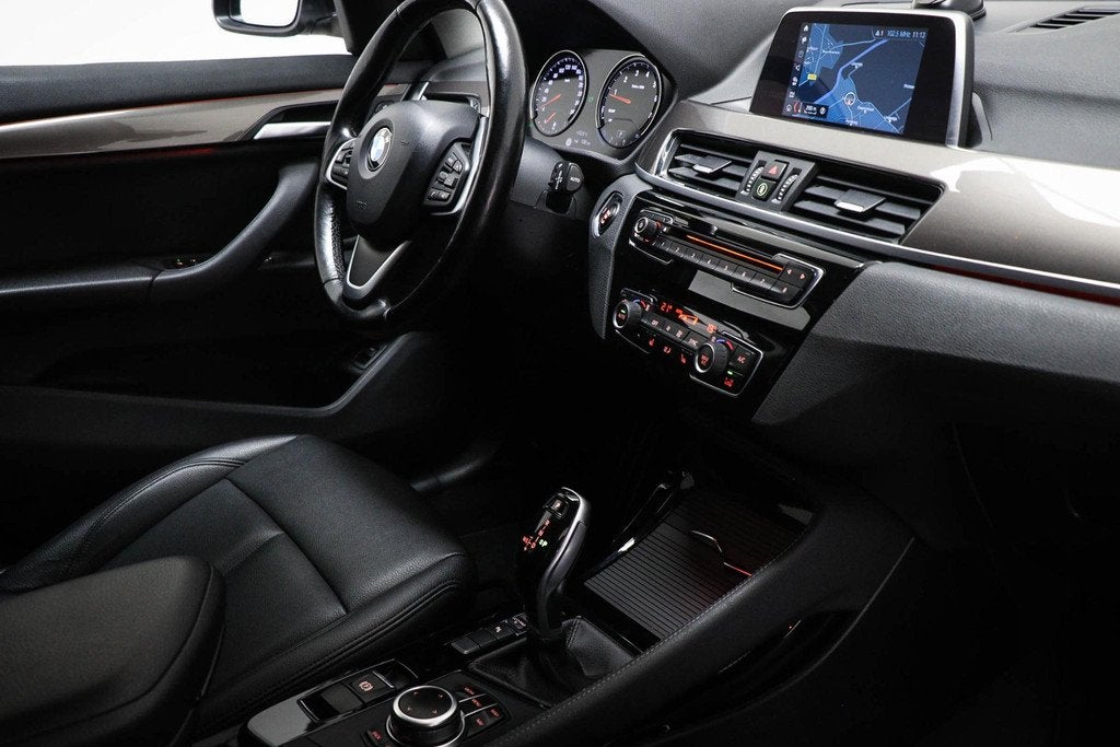 BMW X1 sDrive20i High Executive | LED | LEDER | STUUR / STOE, Leder, Bedrijf, SUV of Terreinwagen, 84 €/maand