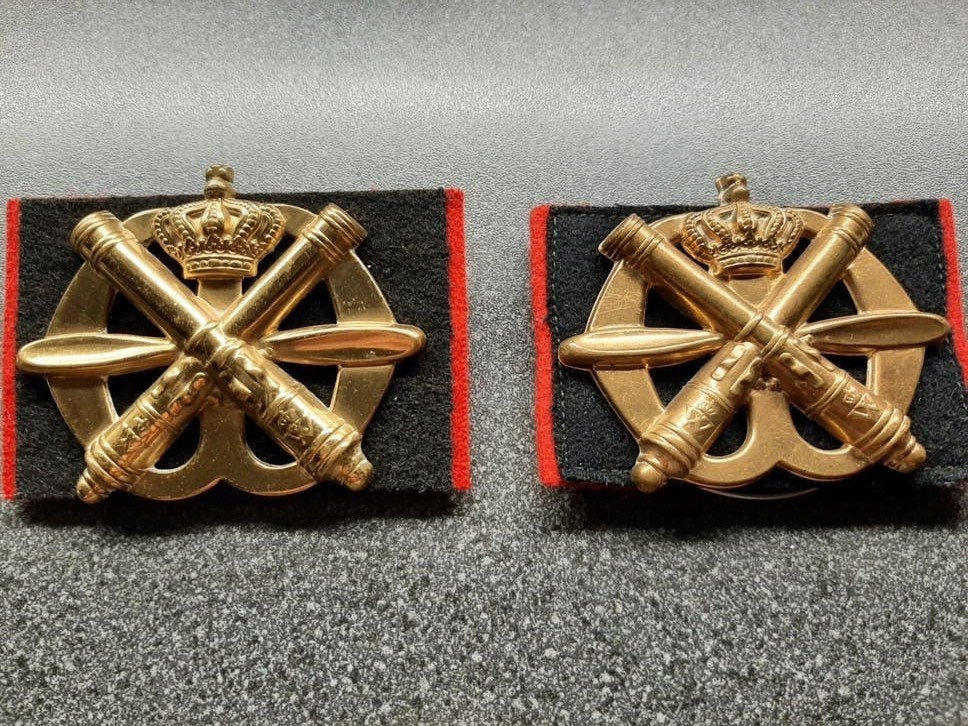 Luchtdoelartillerie  - 2 embl. Met verschillende Kronen., Verzamelen, Militaria | Algemeen, Ophalen of Verzenden, Landmacht, Nederland