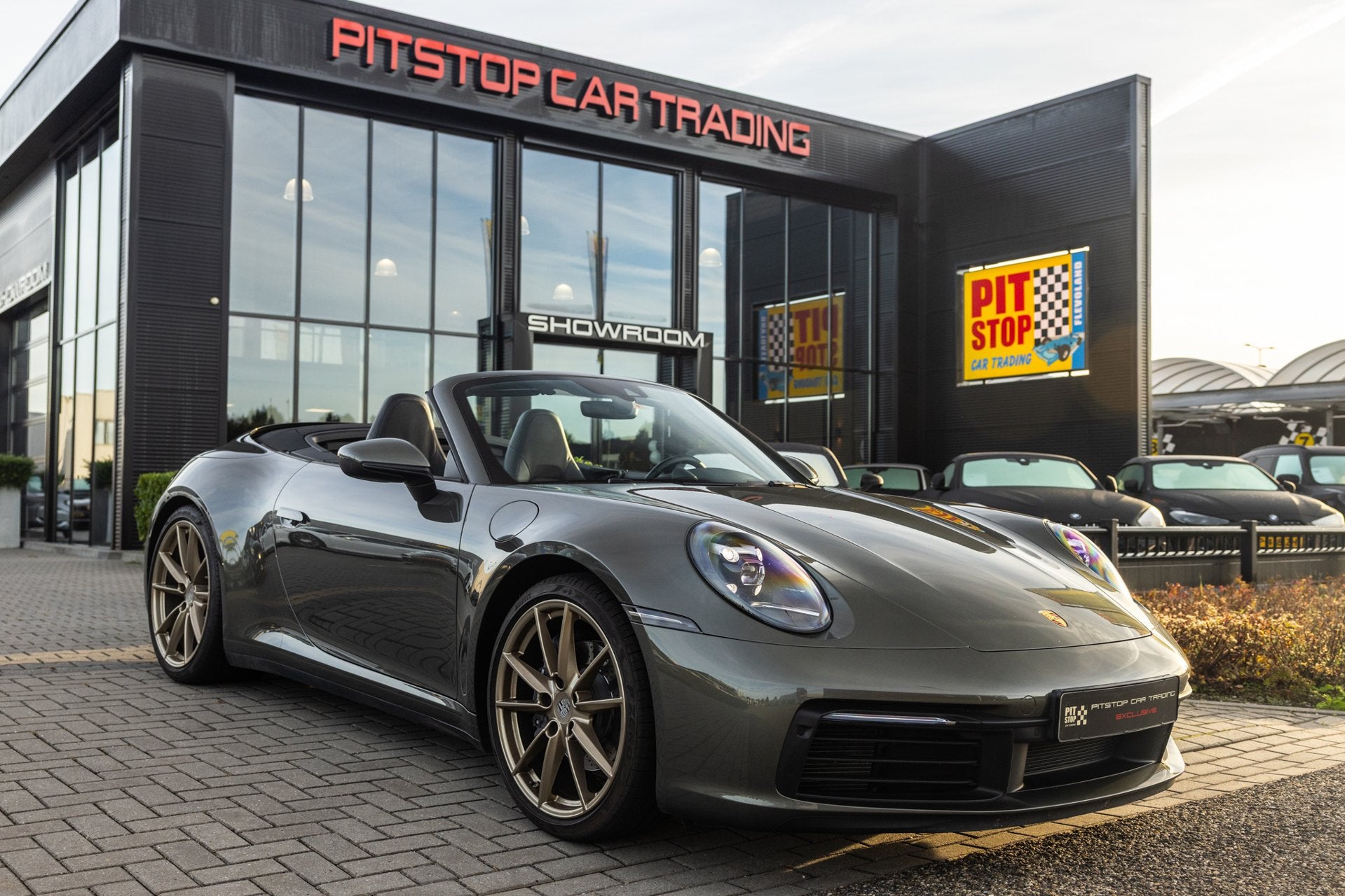 Porsche 911 Cabrio 992 3.0 Carrera, Aventurijn groen, PASM,, Automaat, Dealer onderhouden, Achterwielaandrijving, Gebruikt