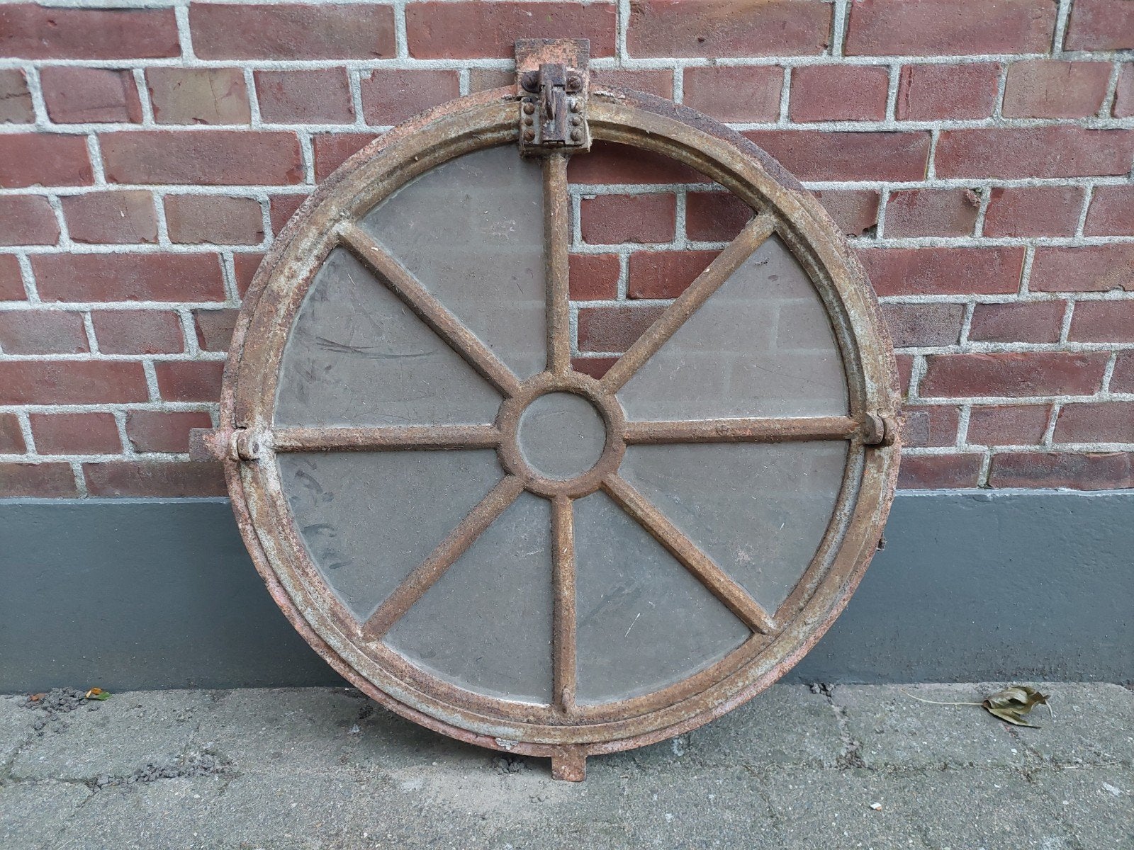 Een zeer mooi te openen rond 70 cm gietijzeren stalraam., Ophalen, Minder dan 80 cm, Minder dan 80 cm