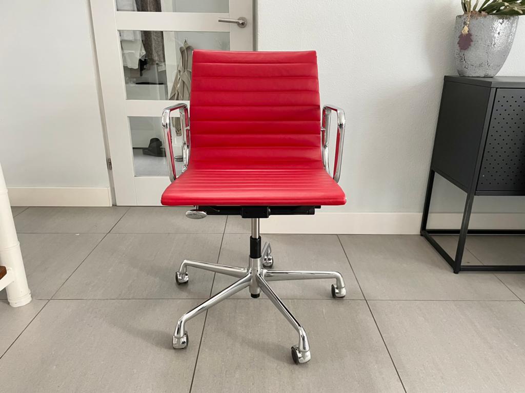 Vitra Eames ea117 bureaustoel rood leer / chroom, Vitra, Ophalen of Verzenden, Zo goed als nieuw, Nvt