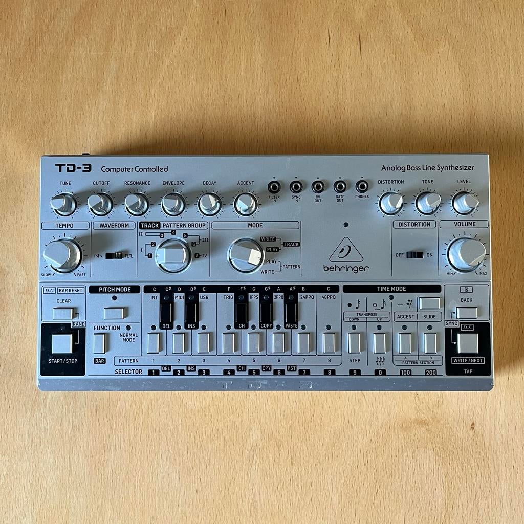 Behringer TD-3 (Roland 303 kloon) met kabels en adapter, Muziek en Instrumenten, Overige merken, Zo goed als nieuw, Met midi-aansluiting