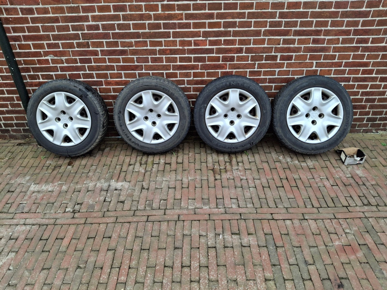 Winterbanden met velg en Honda wieldoppen 185/65 R15, Ophalen, Gebruikt, 15 inch, Banden en Velgen