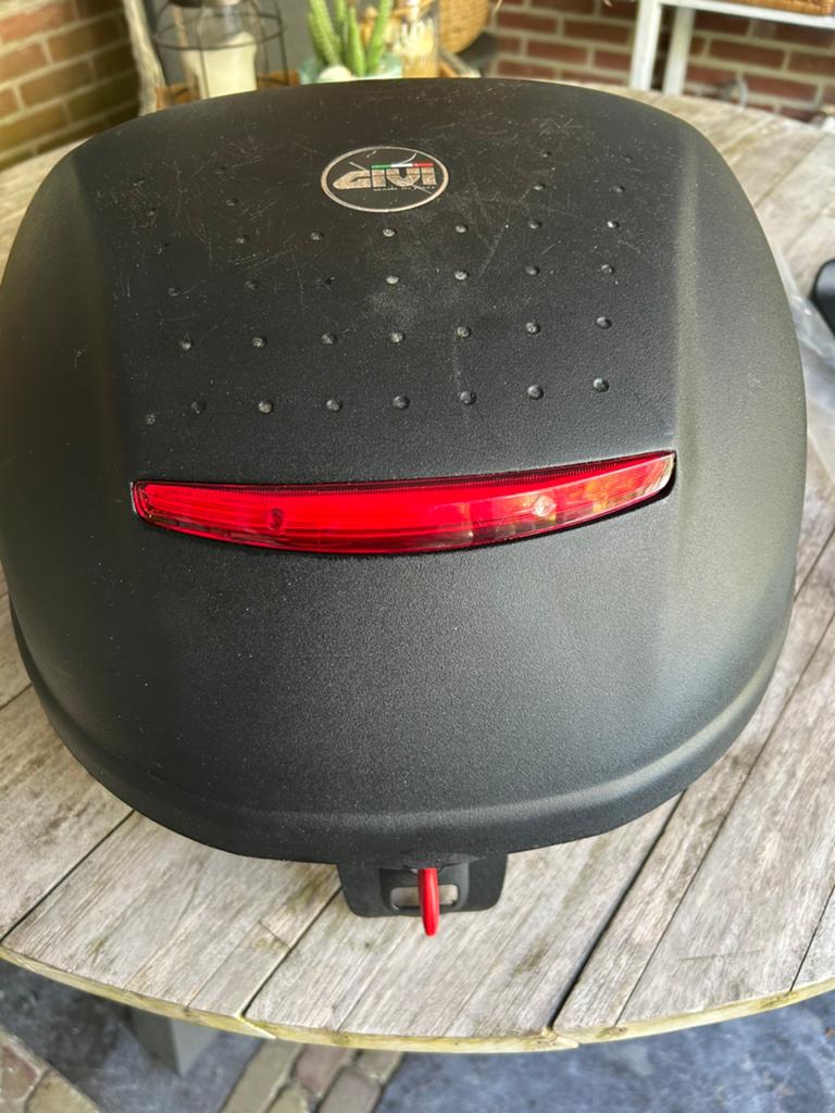 Givi topkoffer met nieuwe montage plaat, Ophalen of Verzenden, Gebruikt