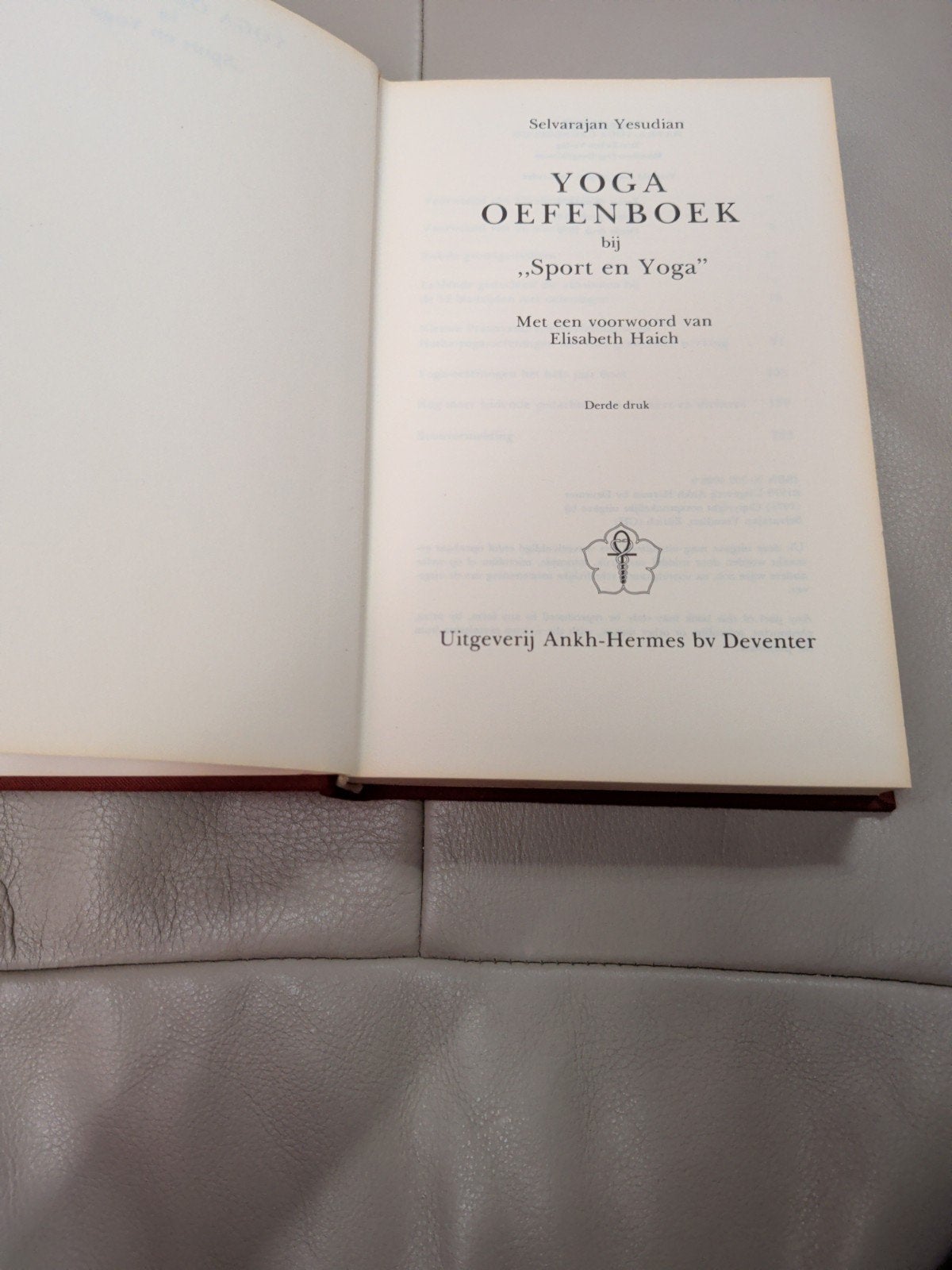 Yoga Oefenboek - Selvarajan Yesudian - 3e druk, Boeken, Ophalen of Verzenden, Gelezen, Selvarajan Yesudian, Overige sporten