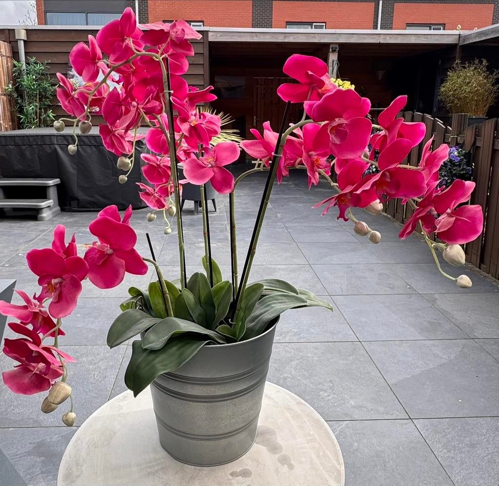 Levendige Roze Kunst Orchidee in Zinken Pot, Huis en Inrichting, Woonaccessoires | Kunstplanten en Kunstbloemen, Zo goed als nieuw