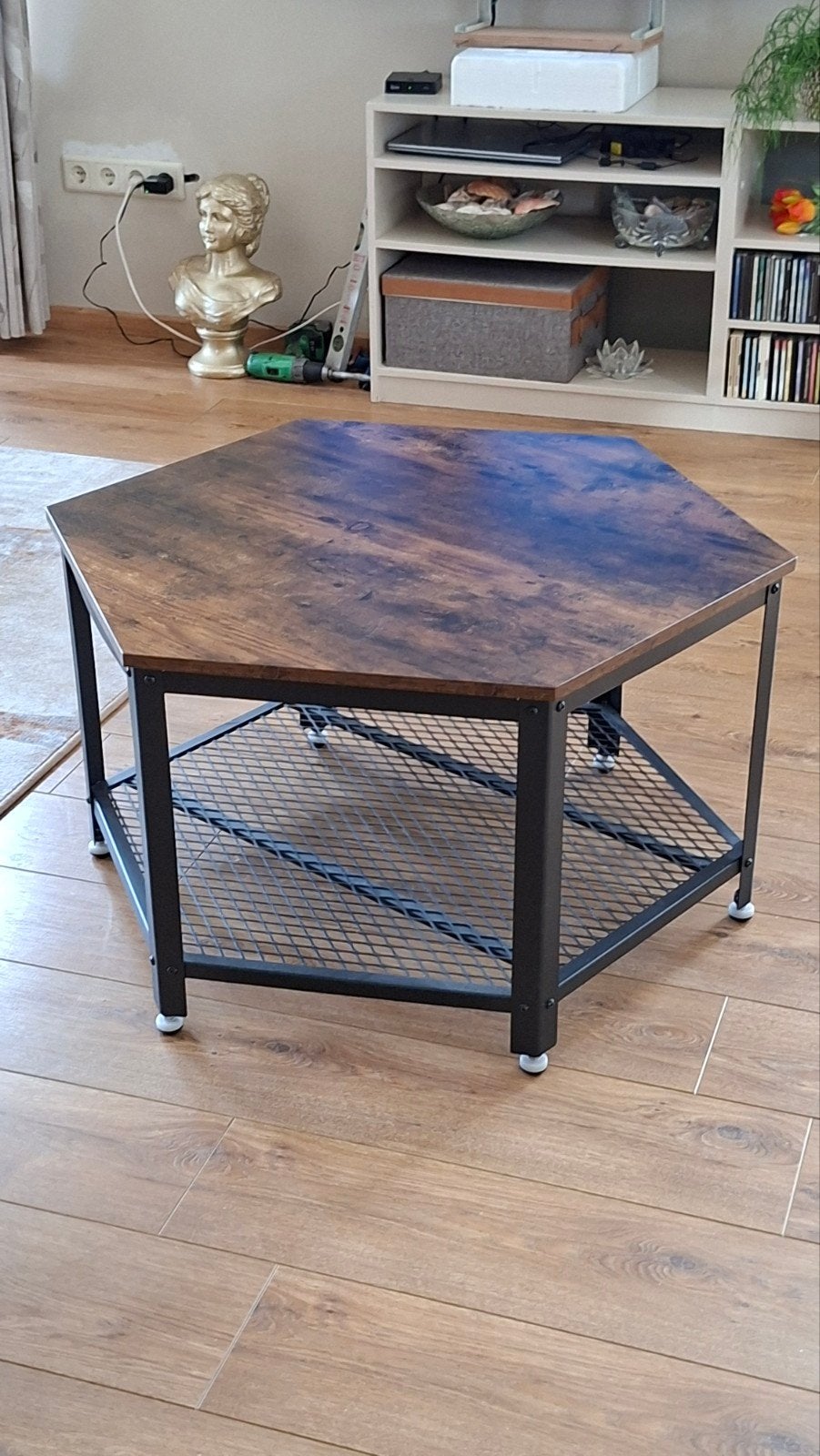 Zeshoekige bijzettafel met opbergrek, Huis en Inrichting, Tafels | Bijzettafels, Gebruikt, 75 cm of meer, Overige vormen, Hout