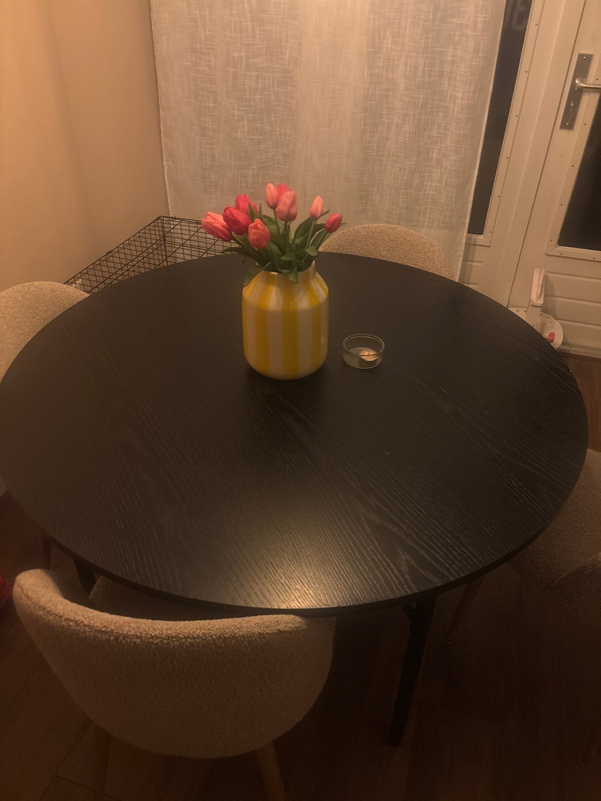 Ronde eettafel zwart met lichte gebruikssporen