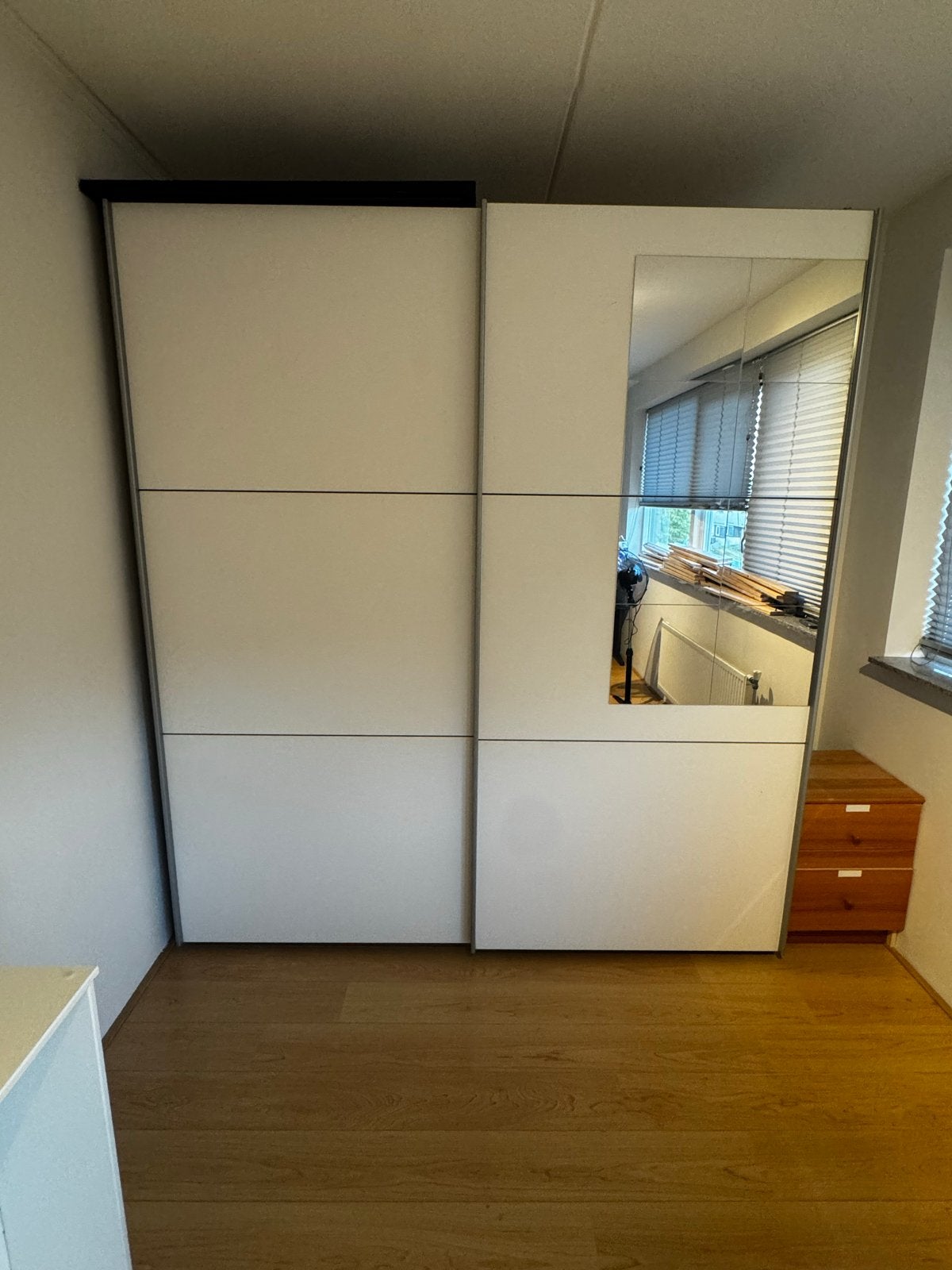 Witte kledingkast met spiegel en schuifdeuren, Huis en Inrichting, Kasten | Kledingkasten, Ophalen, Met plank(en), Gebruikt, 200 cm of meer