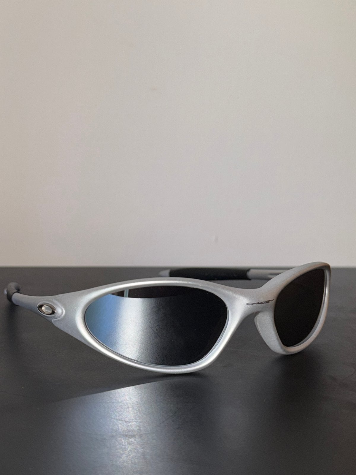 Oakley Minute Zonnebril - Zilverkleurig, Zo goed als nieuw, Zonnebril, Ophalen of Verzenden, Zo goed als nieuw, Oakley