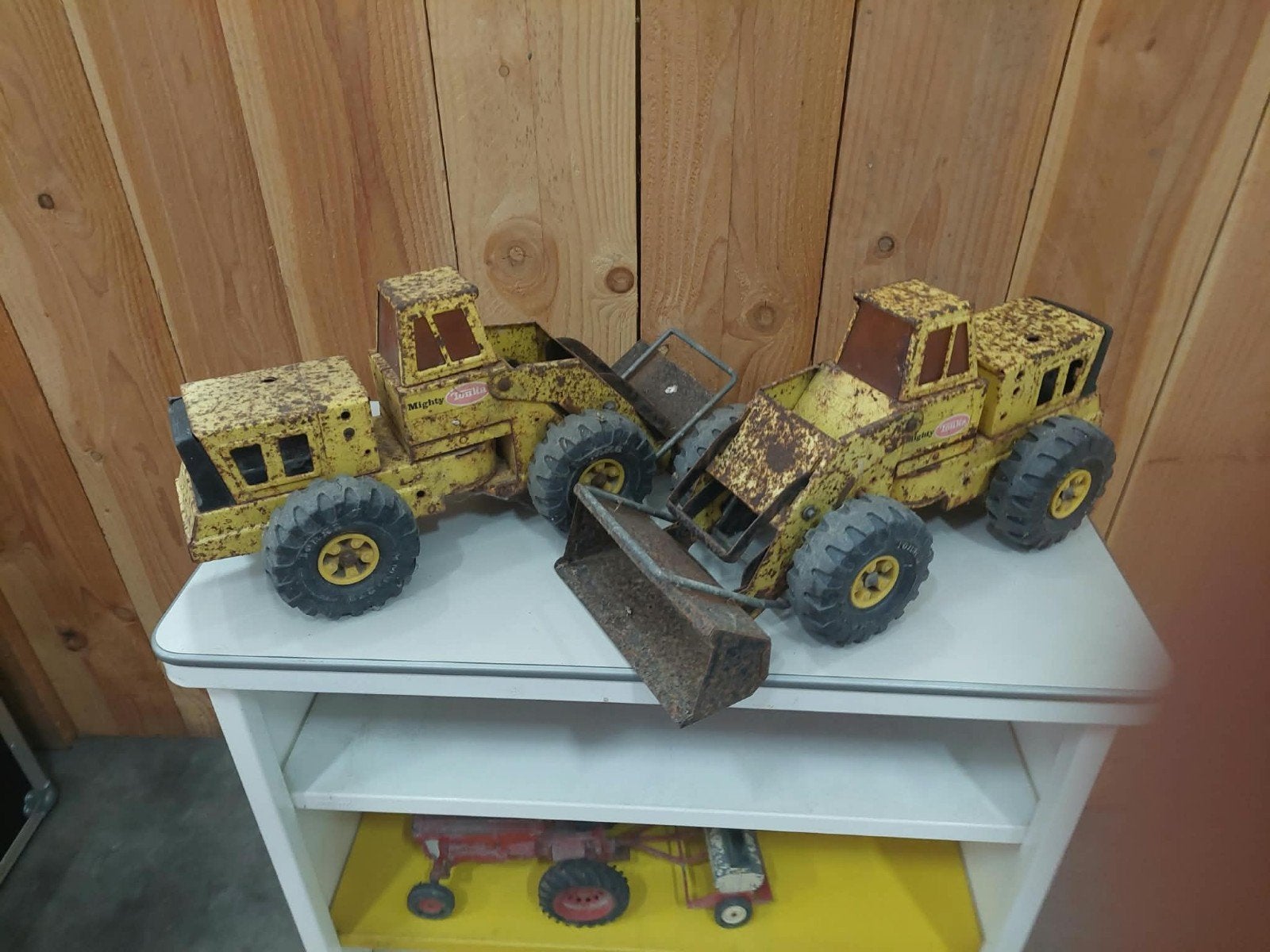 Antieke speelgoedtractoren en graafmachines, Ophalen