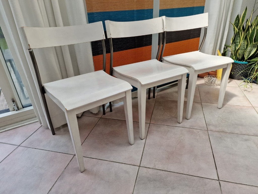 vandaag GRATIS : 3 Stevige hout stoelen, Ophalen, Minder dan 50 cm, Gebruikt, Vierkant