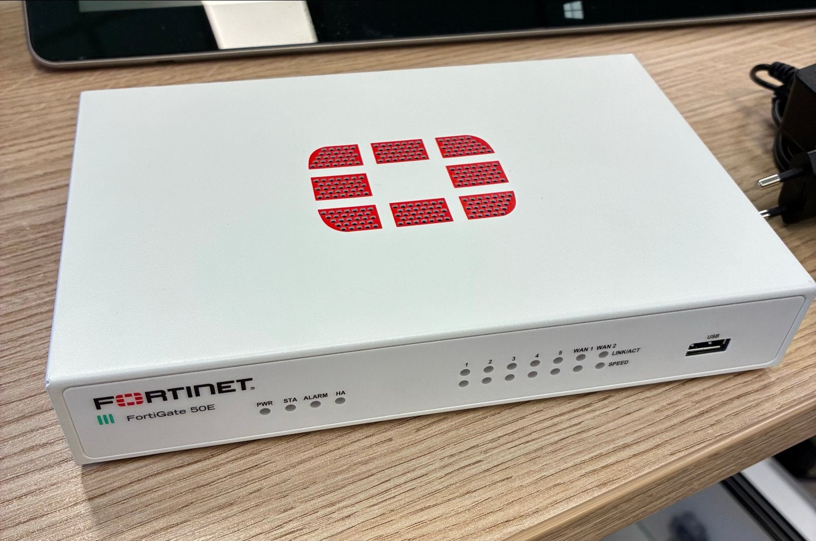 Fortinet FortiGate 50E Firewall Router, Computers en Software, Ophalen of Verzenden, Zo goed als nieuw, Router