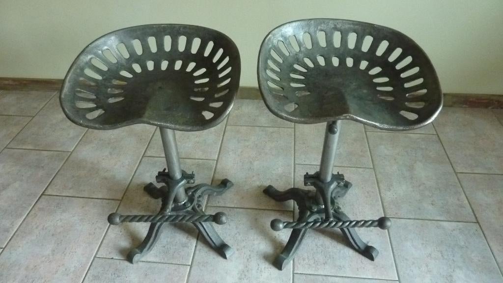 Twee vintage metalen barkrukken met tractor zitting, Huis en Inrichting, Ophalen, 60 tot 90 cm, Zo goed als nieuw, 2 krukken