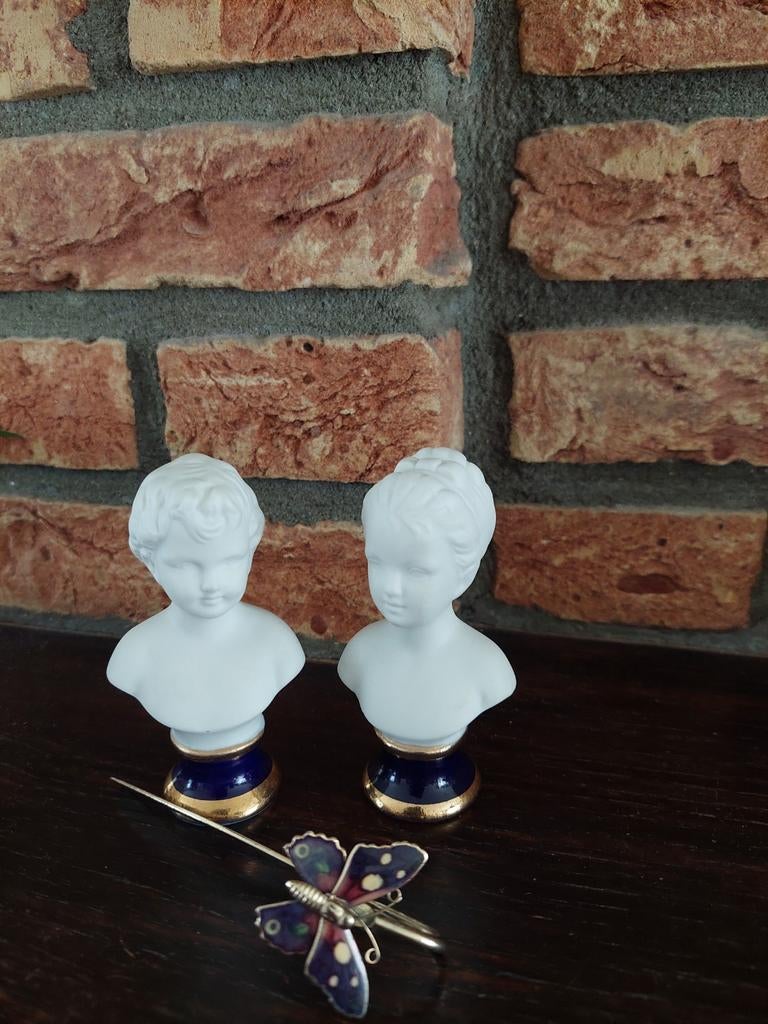 Twee biscuit porseleinen Capodimonte beeldjes., Ophalen of Verzenden
