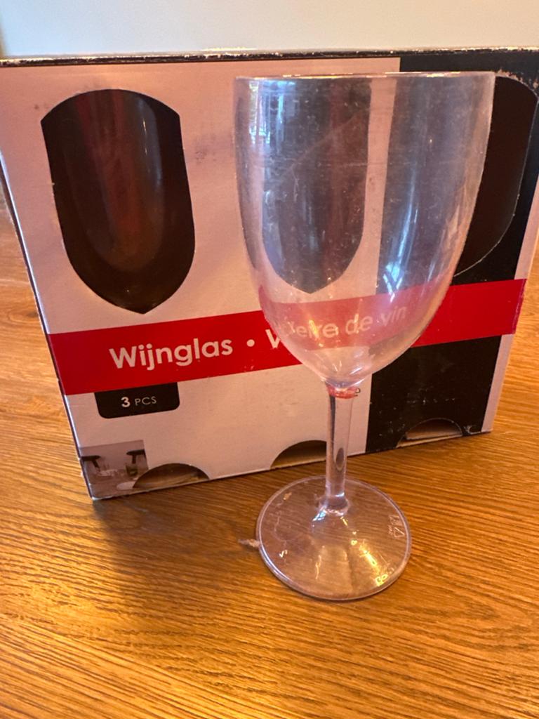 2 plastic wijnglazen, Caravans en Kamperen, Kampeeraccessoires, Ophalen of Verzenden, Gebruikt