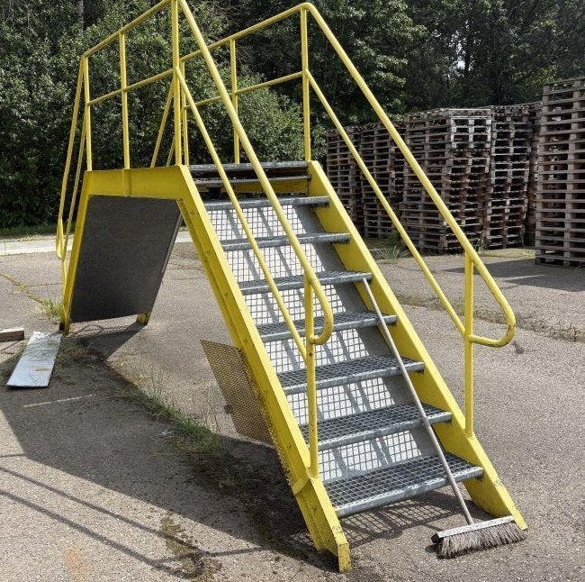 Metalen trap met loopbrug, 2 stuks, Doe-het-zelf en Verbouw, Ladders en Trappen, Ophalen, Gebruikt, Trap, Minder dan 2 meter