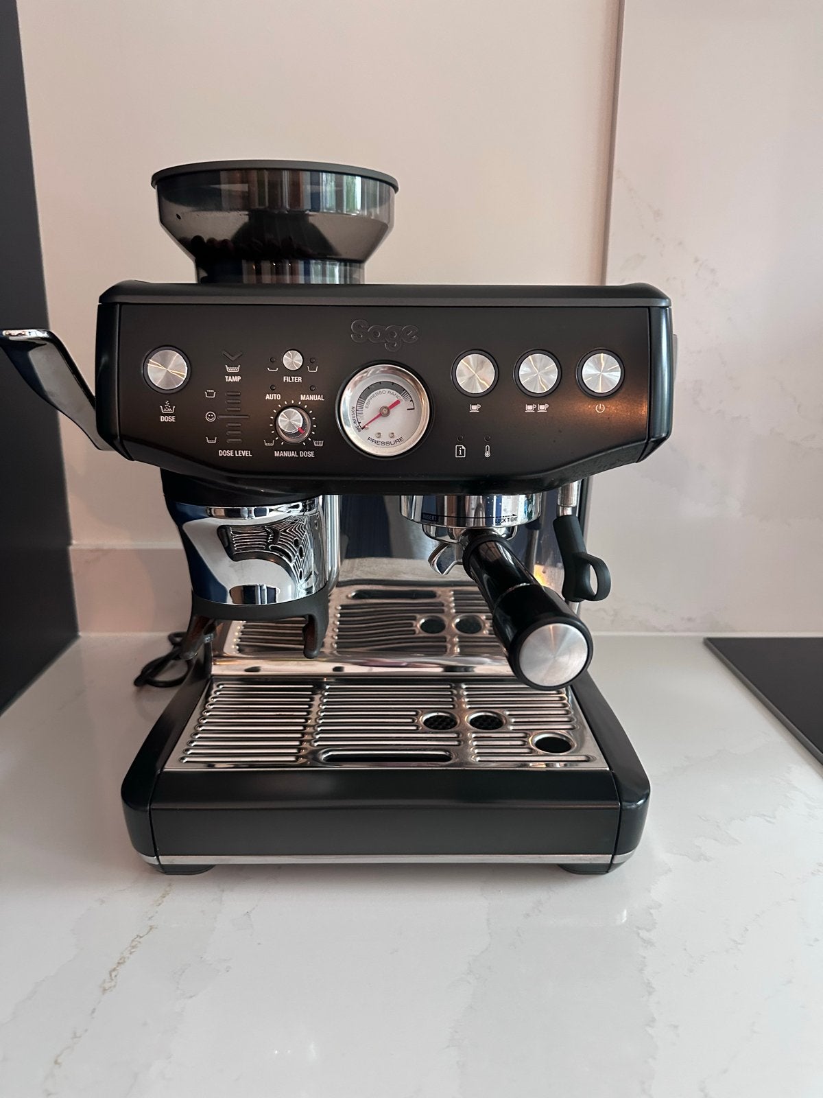 Sage The Barista Express Impress Black Stainless Steel, Witgoed en Apparatuur, Koffiezetapparaten, Ophalen, Afneembaar waterreservoir