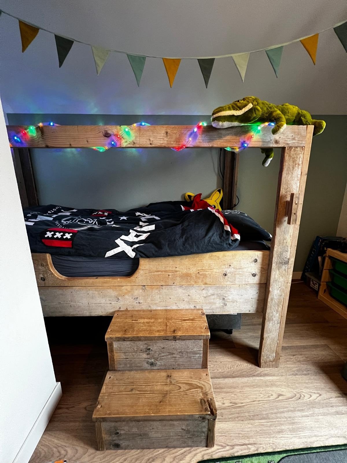 Stoer steigerhouten kinderbed met tentdoek en verlichting, Huis en Inrichting, Slaapkamer | Bedden, Ophalen