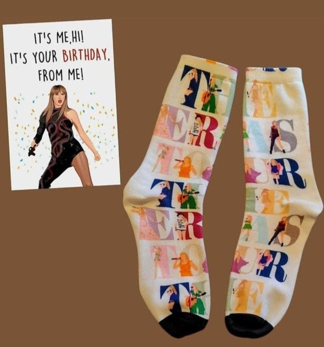 TAYLOR SWIFT SOKKEN  + VERJAARDAGS KAART TAYLOR SWIFT, Ophalen of Verzenden, Nieuw, Wit, Sokken en Kniesokken